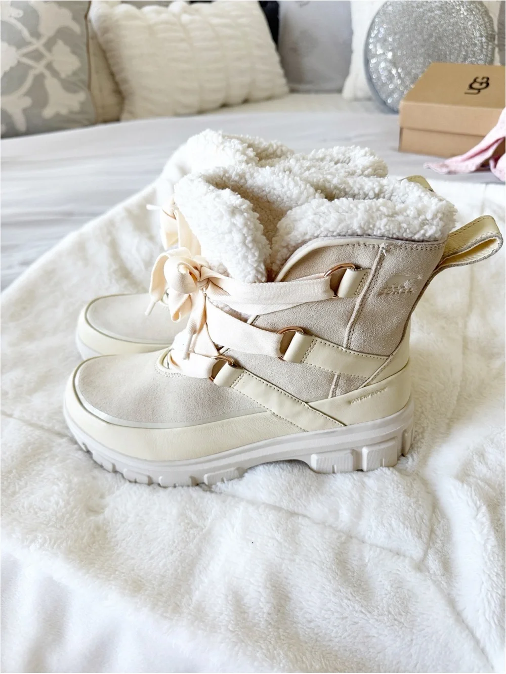 SOREL Tivoli V Resort Waterproof fleece lined boots in cream size 9.5